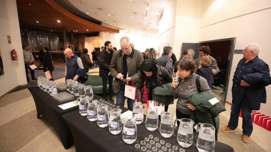 Los participantes eligen las muestras de agua. 