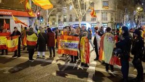 Un centenar de personas reza el rosario cerca de la sede del PSOE en Ferraz ante