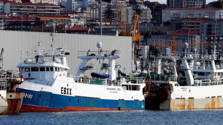 Arrastreros de Gran Sol amarrados este mes en el muelle de reparaciones de Bouzas.