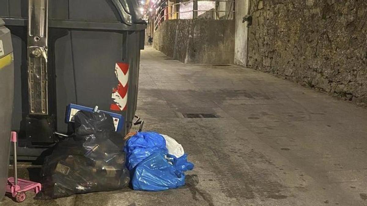 La basura y los orines se juntan con la falta de limpieza dando imagen de insalubridad.
