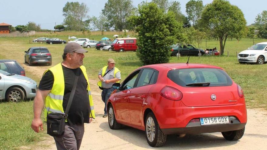 Alberto Fernández, en primer término, en el parking de Bañugues.