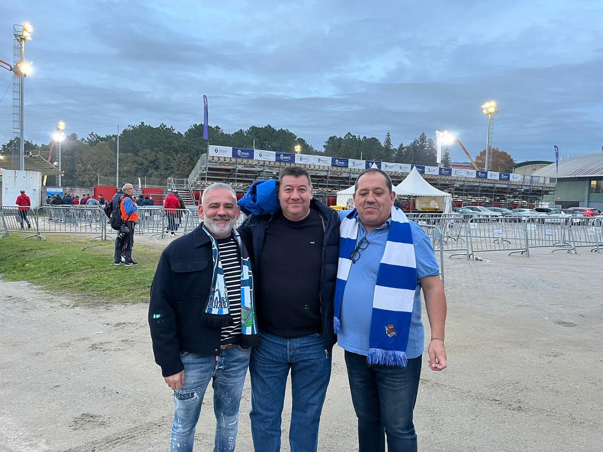 El donostiarra Miguel Ángel posa con su cuadrilla