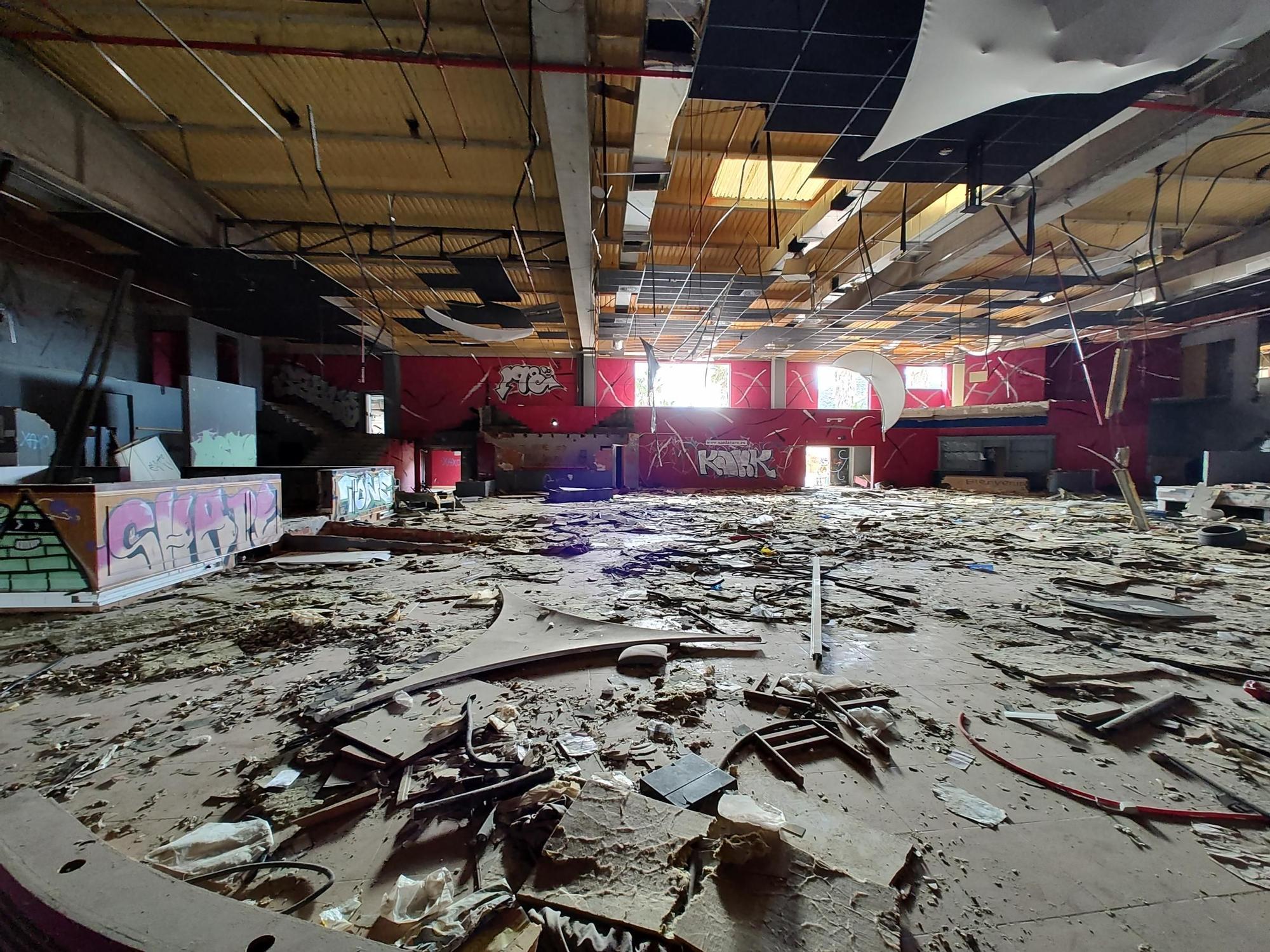 GALERÍA DE FOTOS | Abandonada, en ruinas y llena de grafitis: así está lo que queda de la discoteca Pirámide en pleno 2024