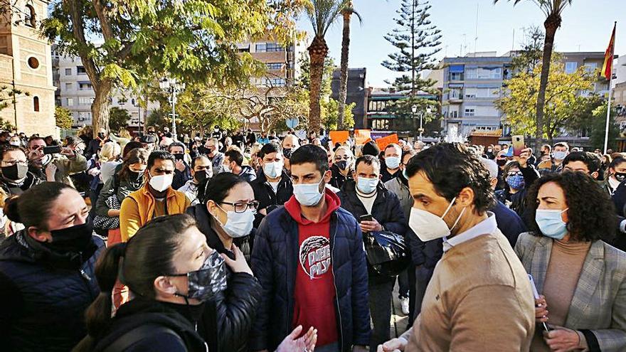 Protesta en la plaza de la Constitución de Torrevieja.