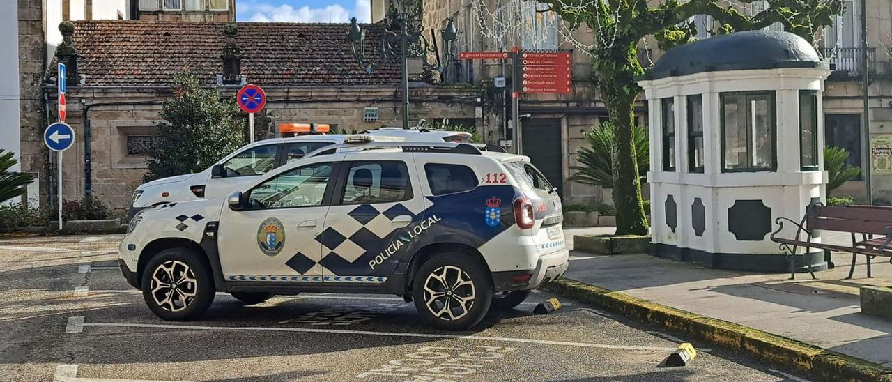 Vehículo de la Policía Local de Tui aparcado junto a sus dependencias, ayer.  // D.P.