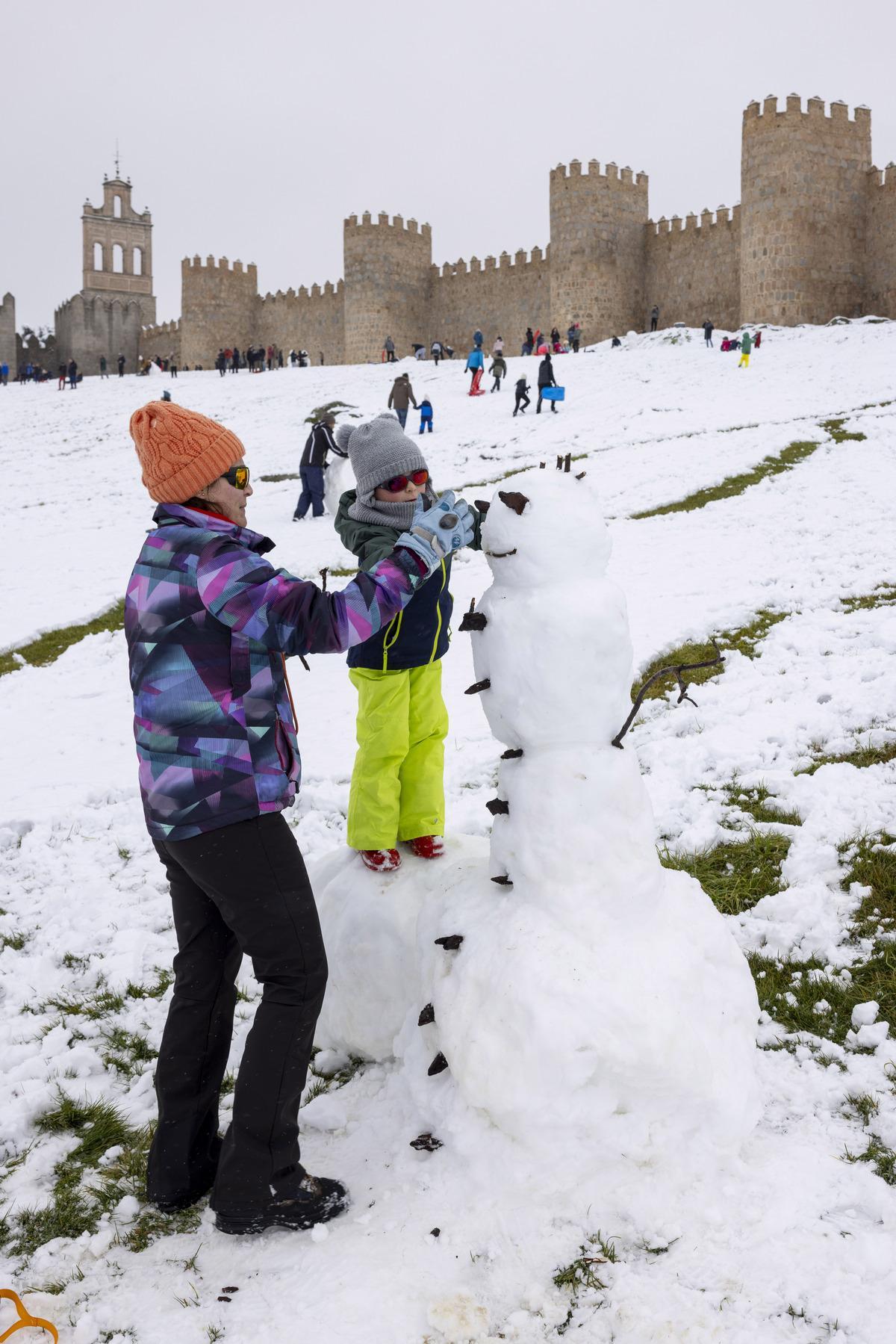 Las murallas de Ávila nevadas