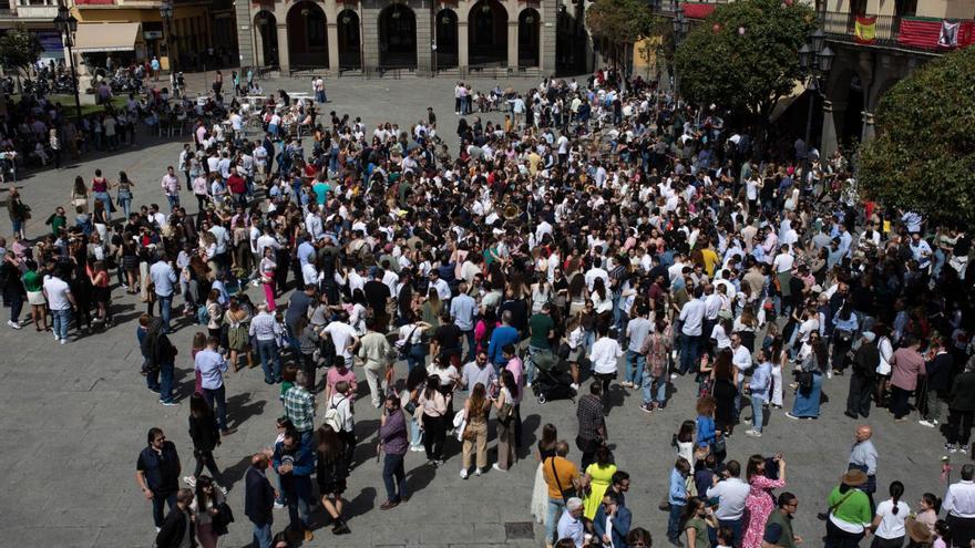 La Plaza Mayor llena de gente para el vermú del Domingo de Resurrección.