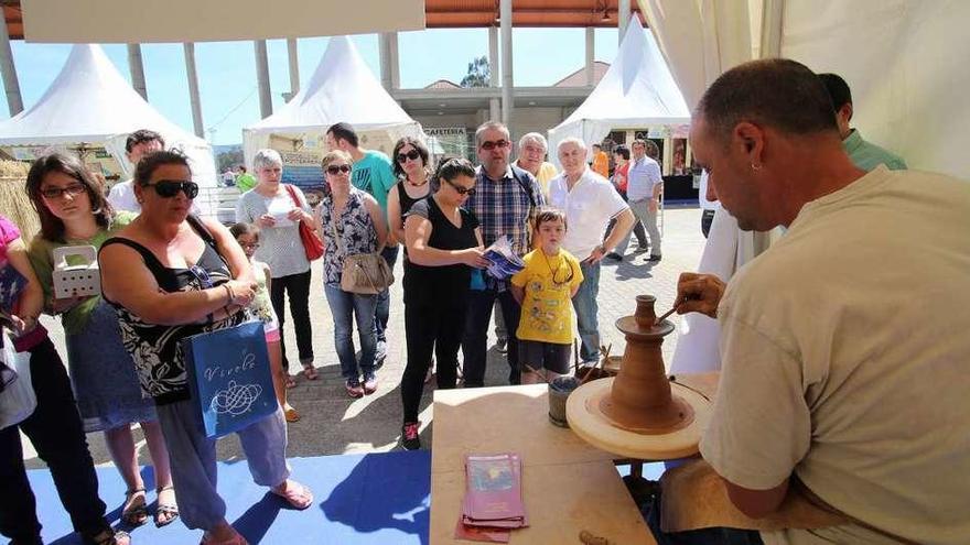 Una demostración de olería en una edición anterior de la feria de fiestas. // Bernabé/Gutier