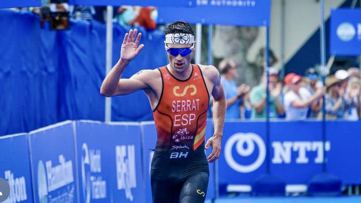 Antonio Serrat saluda a su llegada a la meta.  // WORLD TRIATLON