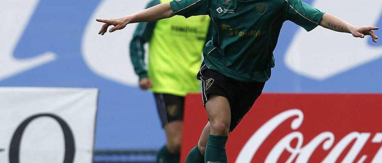 Marcos Álvarez celebra un gol cuando militaba en el Coruxo. // R. Grobas
