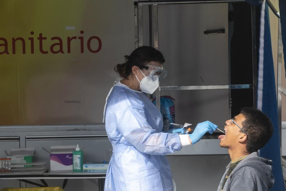 Los jóvenes de Laviana acuden a hacerse el test al punto autocovid