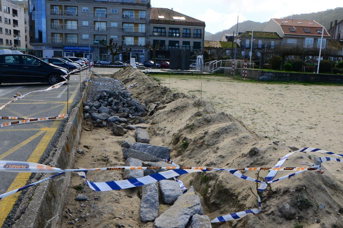 La zona de la playa de Banda do Río en la que se está construyendo la senda, que ahora paraliza Costas del Estado.