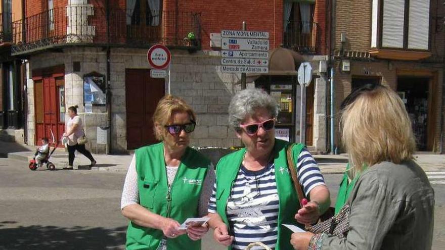 Voluntarias de la asociación, en una campaña de prevención.