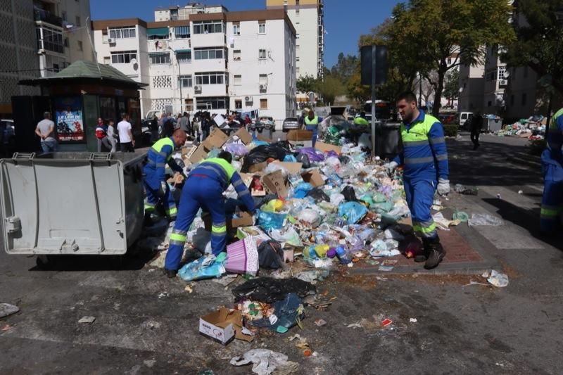 Recogida de basura en La Palmilla.