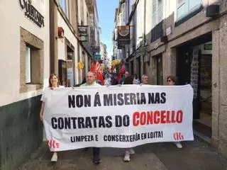 Raxoi mantén conversas para evitar a folga do servizo de limpeza dos colexios