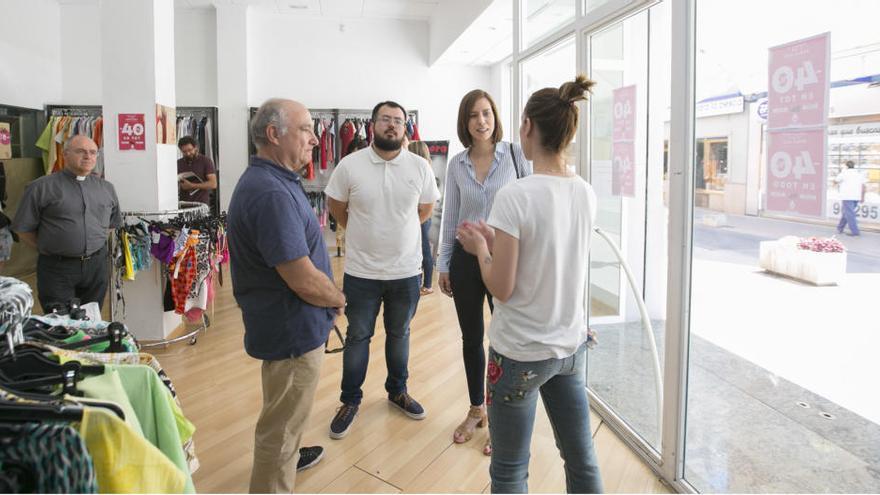 Cáritas llama a llenar los contenedores de ropa usada en Gandia