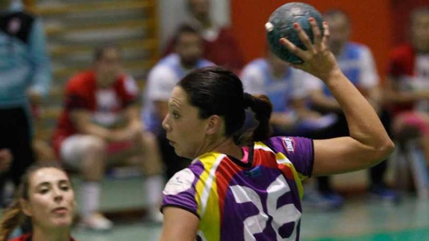 Carla Gómez lanza a portería en el partido de Liga ante el Atlético Guardés.