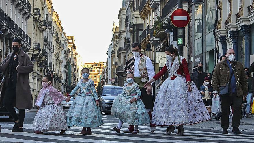 Las fallas improvisan una Ofrenda por goteo el día  de la celebración frustrada