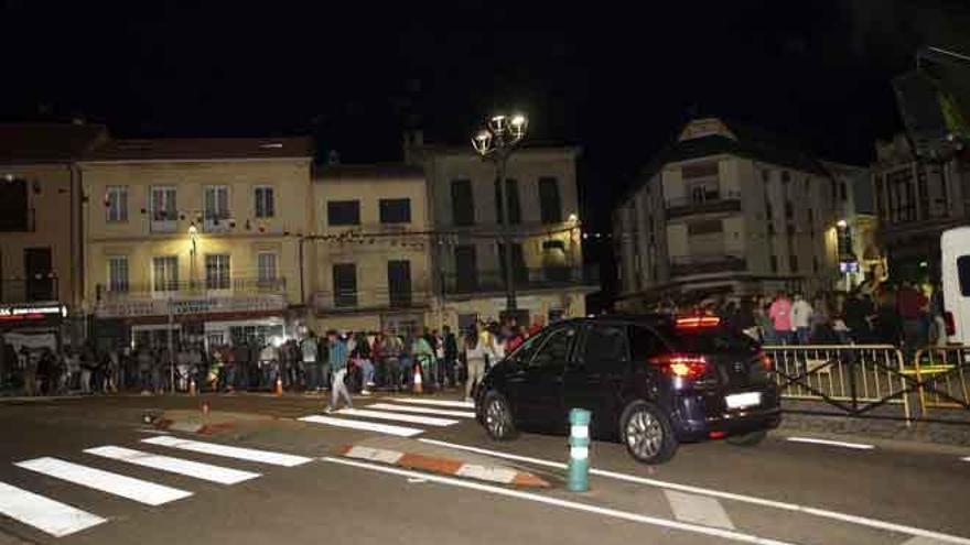 El intenso tráfico de la Nacional 122 compartió la Plaza Mayor de Alcañices con la verbena.