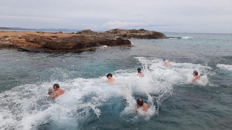El primer baño del año en Formentera es en es Caló