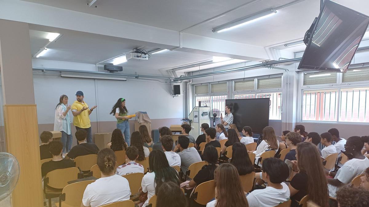 Los alumnos del IES Pablo Serrano de Zaragoza participan en una actividad de Teatro Foro sobre economía circular organizada por la compañía Teatro a la vista.