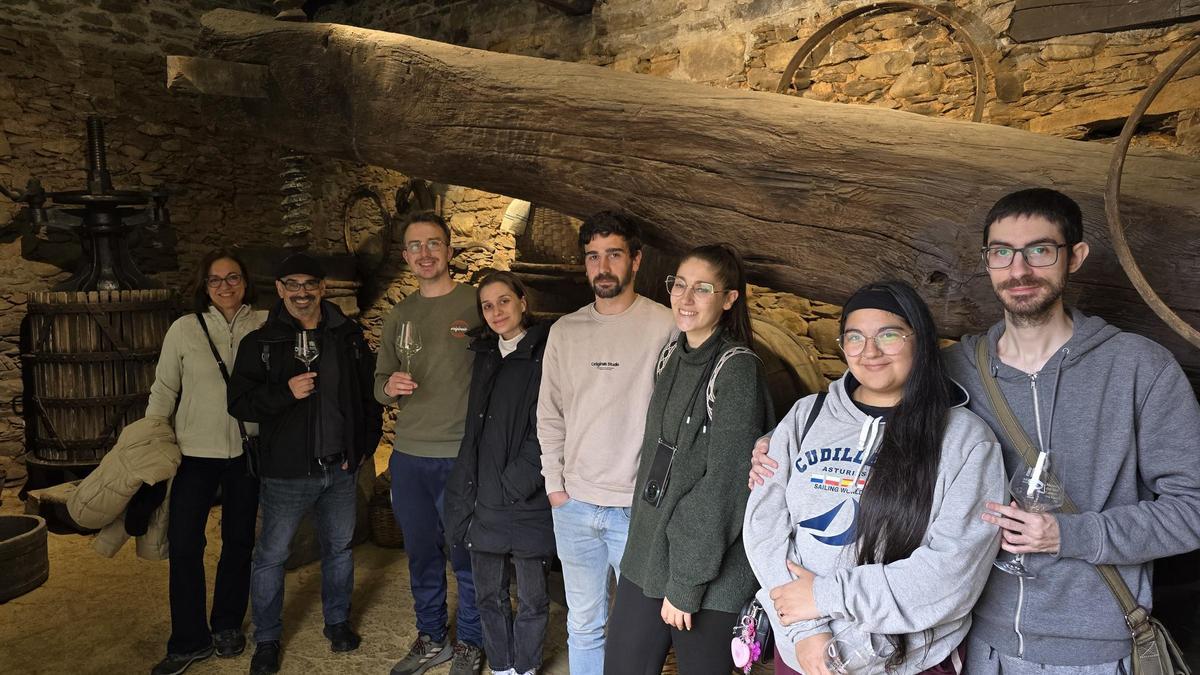 Un grupo de turistas, este Jueves Santo, en el museo del vino.