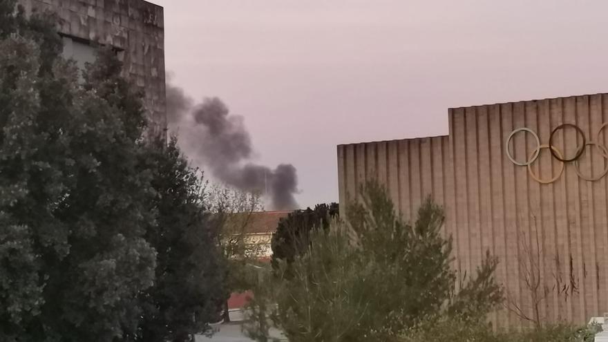 VÍDEO | Crema un cotxe a Figueres: la columna de fum s&#039;ha vist des de diferents punts de la ciutat