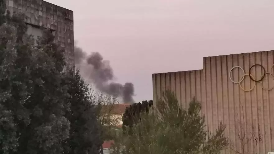 VÍDEO | Crema un cotxe i el foc causa afectacions a la façana d'una casa a Figueres