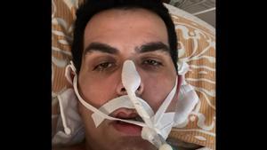 Álex García, durante su hospitalización en Tailandia.