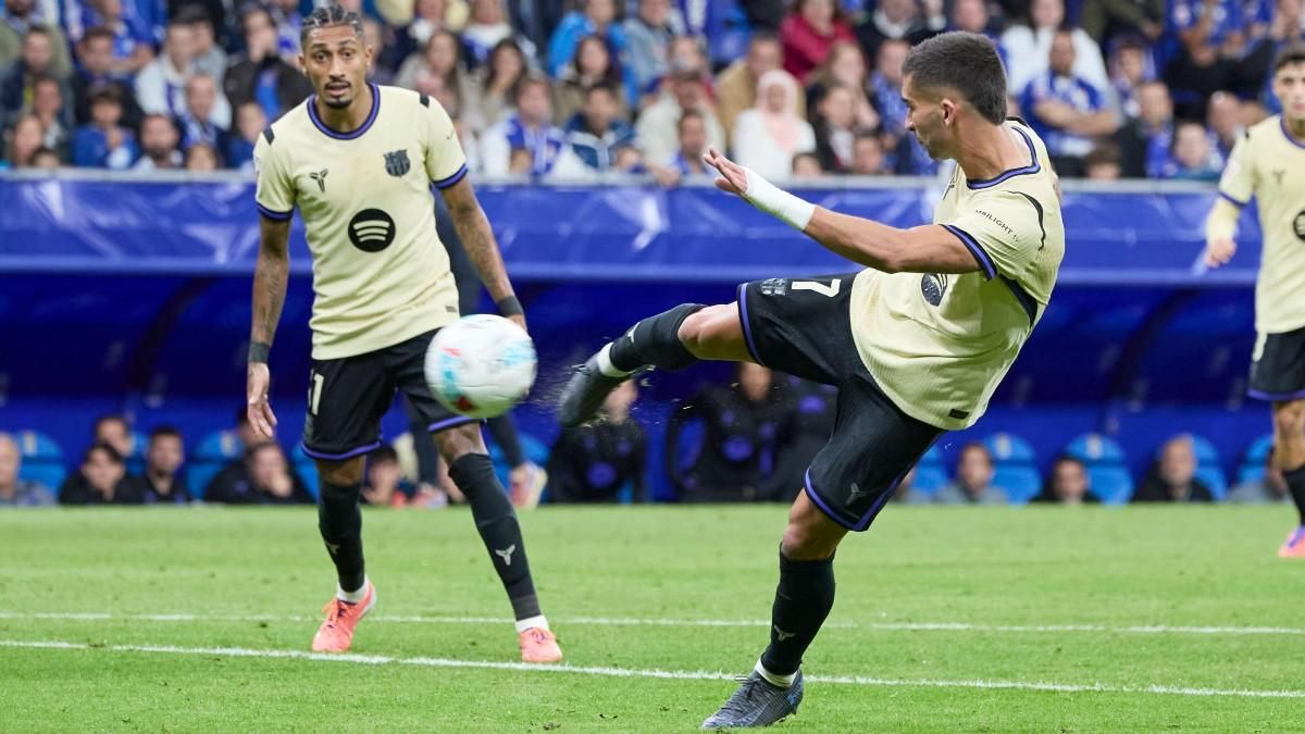 Raphinha and Ferran Torres during an action of the match between Real Oviedo and FC Barcelona