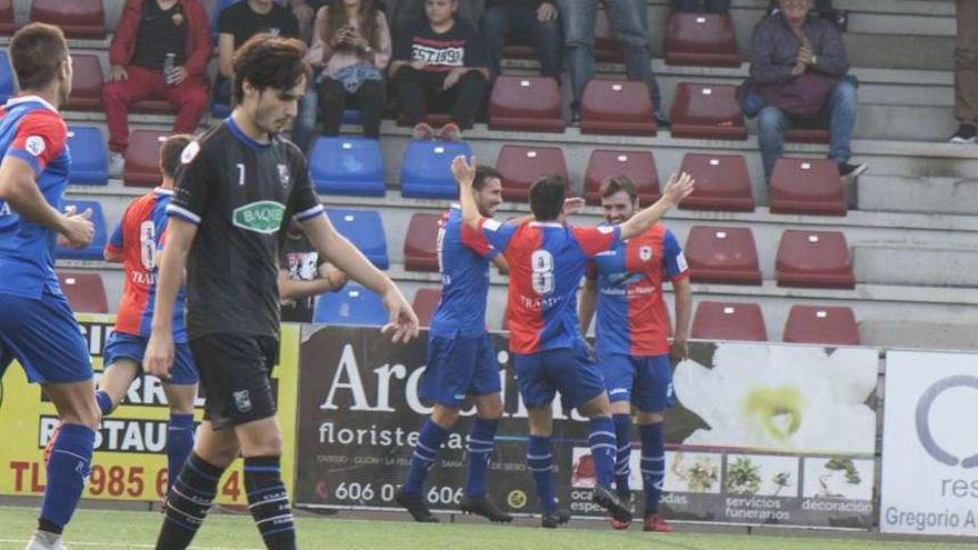 Los jugadores del Langreo festejan uno de los goles de Álvaro Cuello ante la Cultural de Durango.