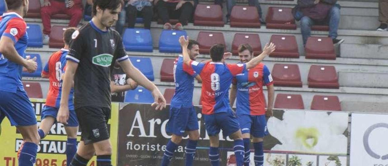 Los jugadores del Langreo festejan uno de los goles de Álvaro Cuello ante la Cultural de Durango.