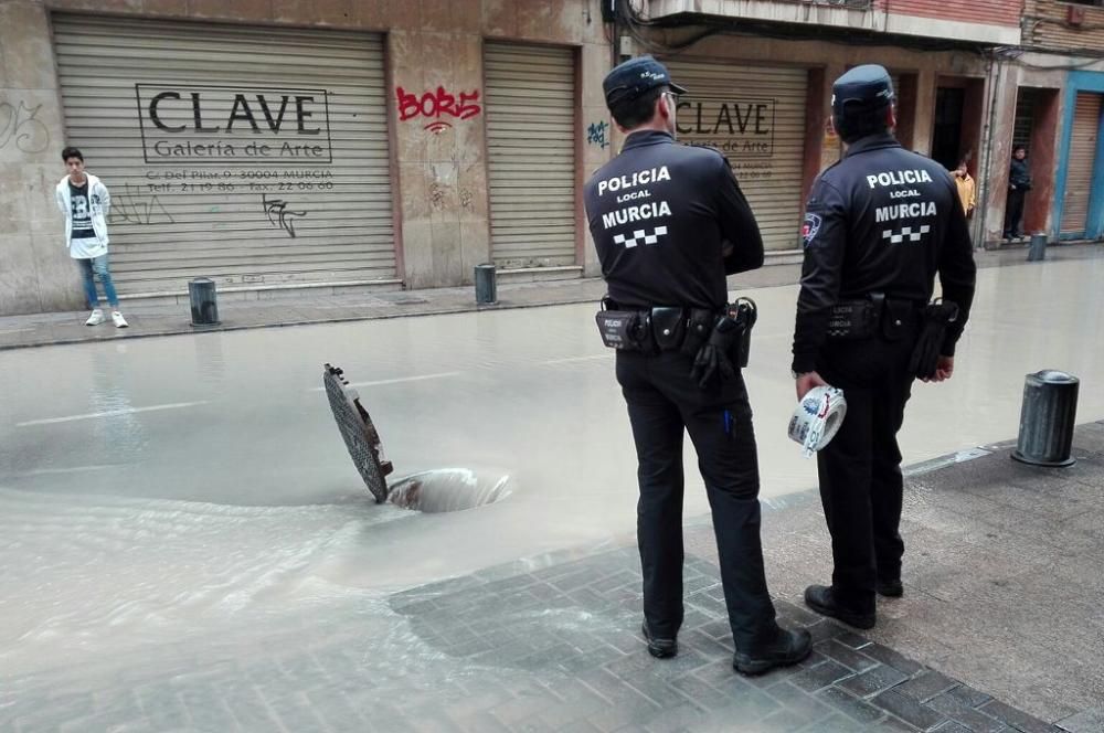 Revienta una tubería en el centro de Murcia