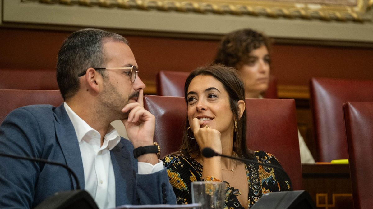 Charín González, concejala del IMAS, habla con su compañero de partido, Javier Rivero.