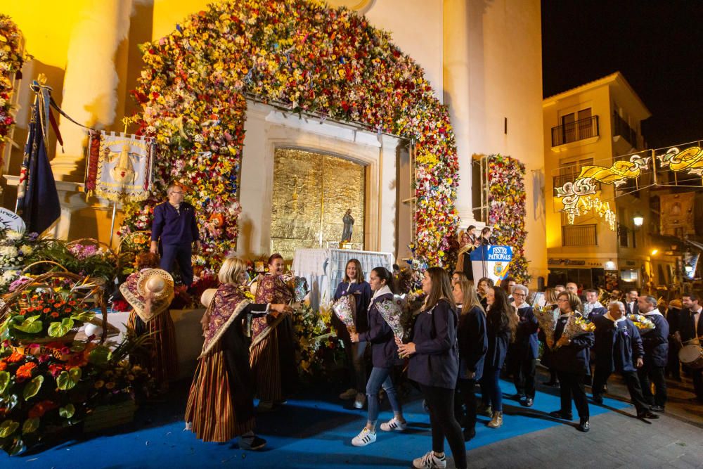 Los festeros de Benidorm homenajean a su patrona en la Ofrenda de Flores