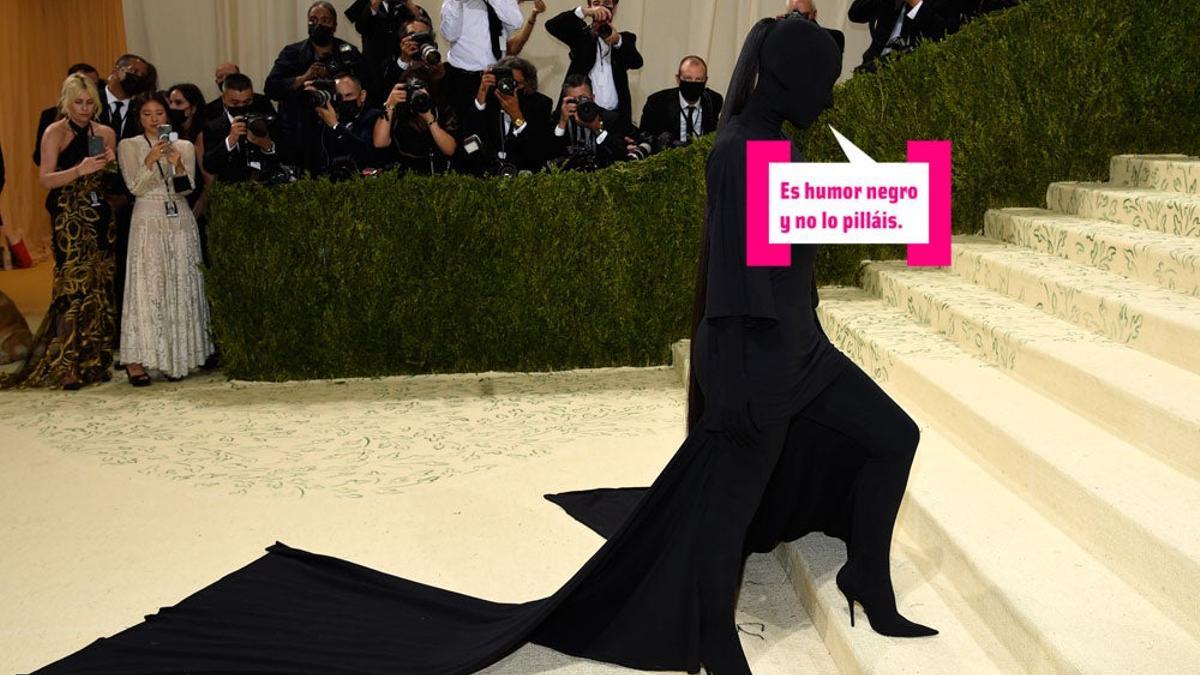 Kim Kardashian subiendo las escaleras de la MET Gala 2021