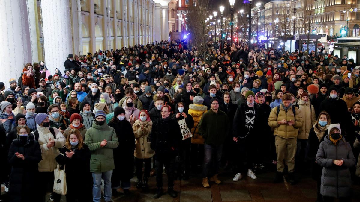 La gente asiste a una protesta contra la guerra , después de que el presidente ruso, Vladimir Putin, autorizó una operación militar en Ucrania, en San Petersburgo, Rusia, el 24 de febrero de 2022.