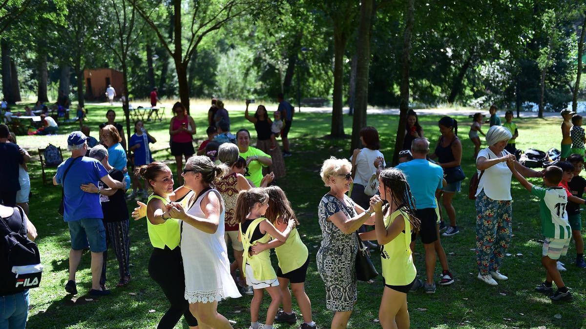 Plasencia reúne a abuelos, nietos y familias en una jornada de juegos y convivencia en La Isla.