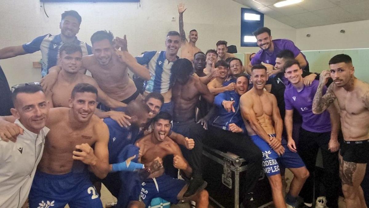Jugadores del Águilas FC celebran la victoria ante el Real Murcia B. | ÁGUILAS FC