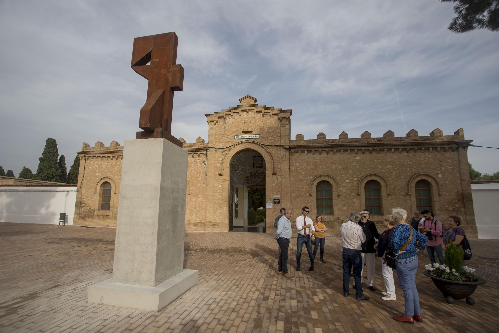 Paterna erige una escultura al enterrador que ayudó a identificar a cientos de fusilados por el franquismo, Leoncio Badía