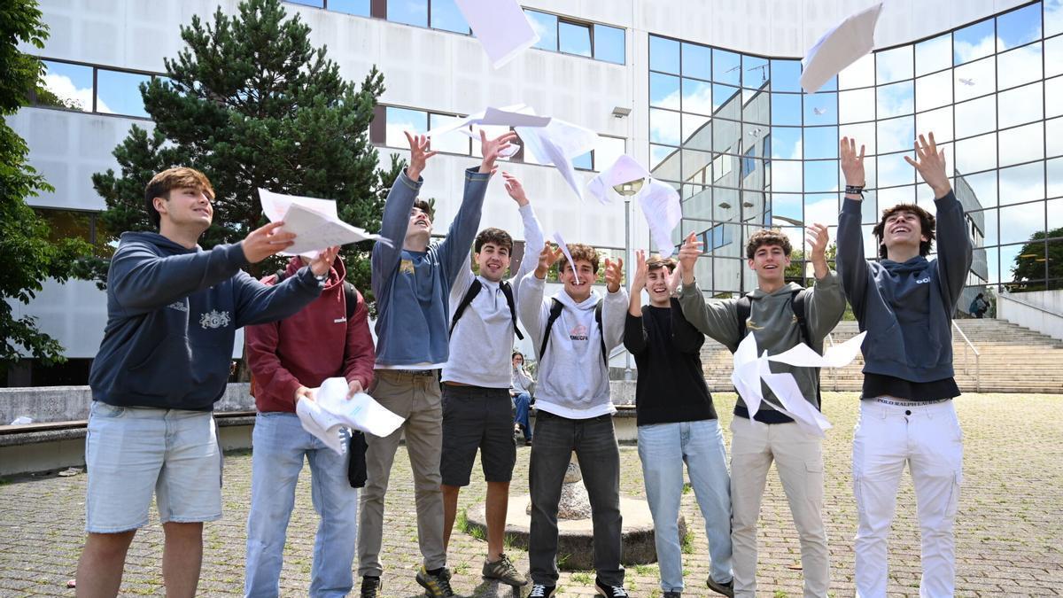 Apuntes al cielo y verano por delante, así celebraron los alumnos de Pontevedra.