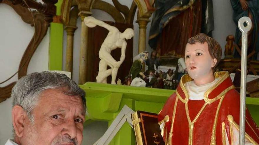El restaurador retoca la imagen de San Lourenzo de Domaio. // G.N.