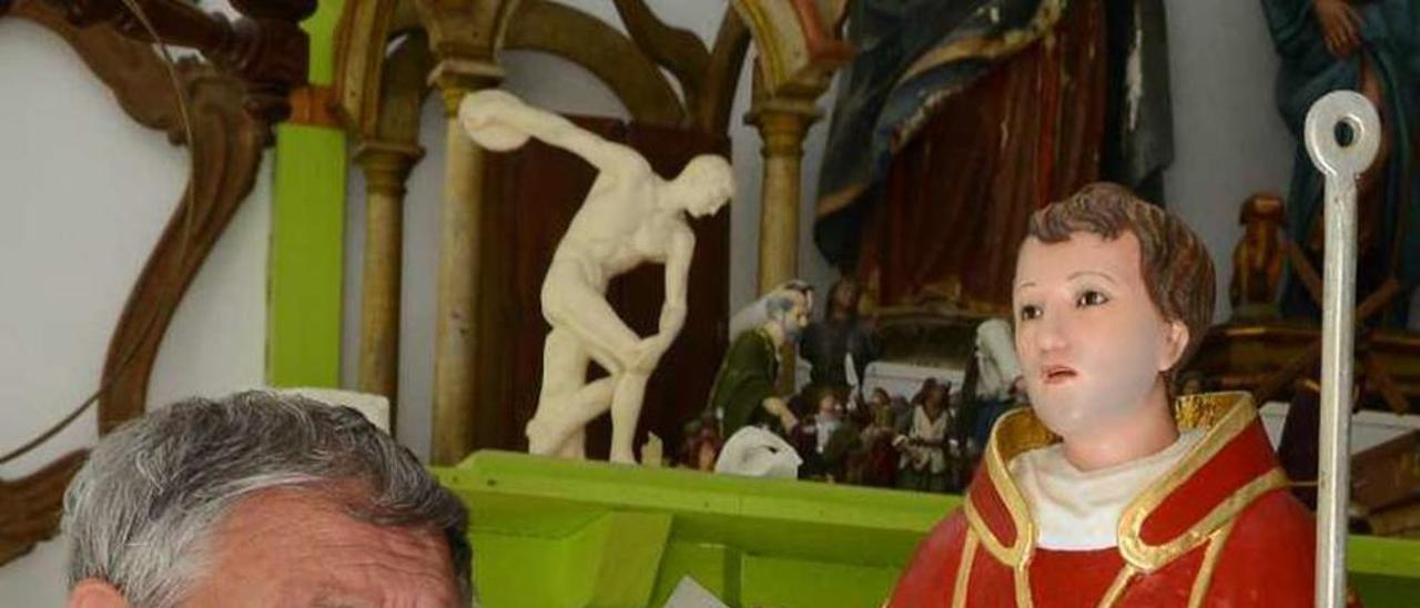 El restaurador retoca la imagen de San Lourenzo de Domaio. // G.N.