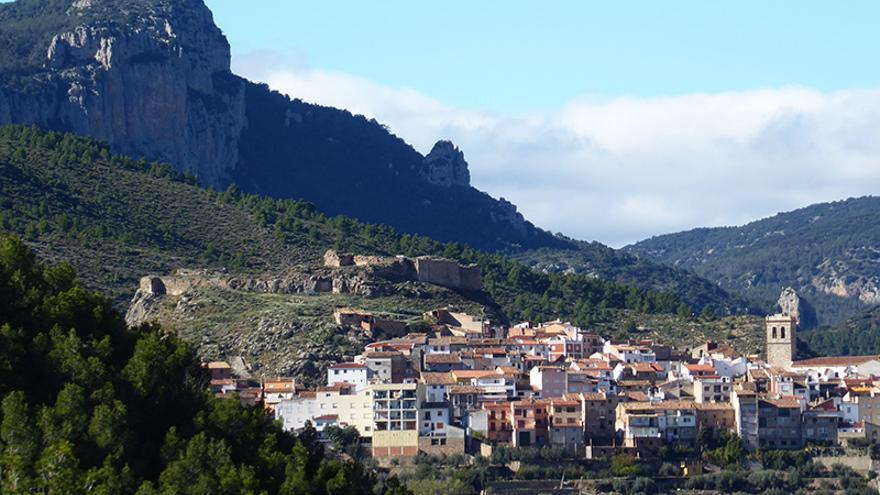 Bejis con la Peña Escabia al fondo.