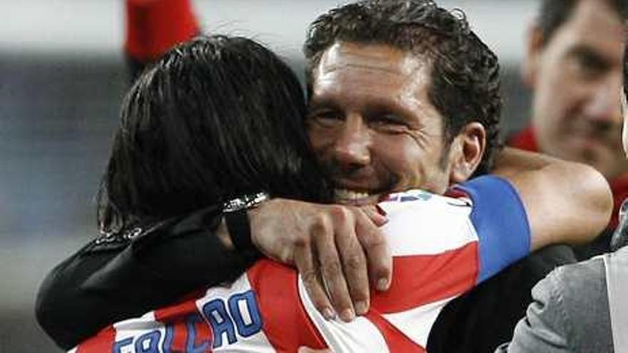 Falcao y Simeone se abrazan.