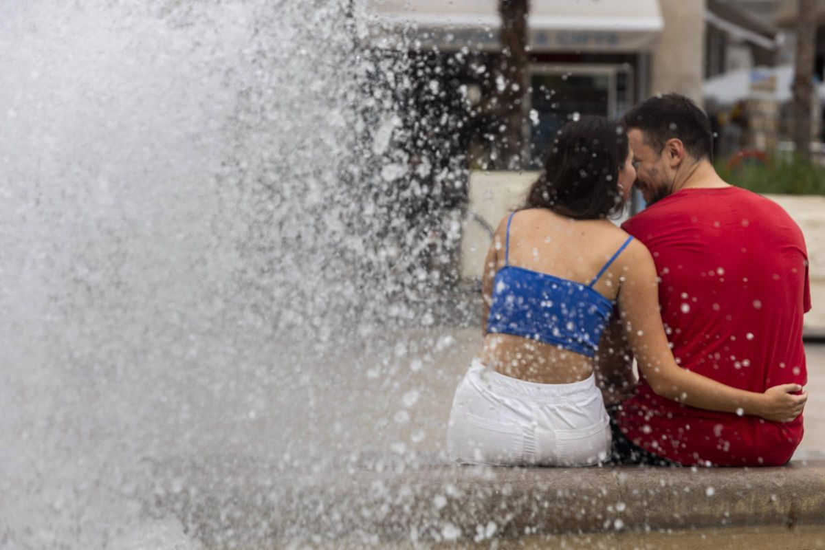 Una pareja junto a una fuente en València.