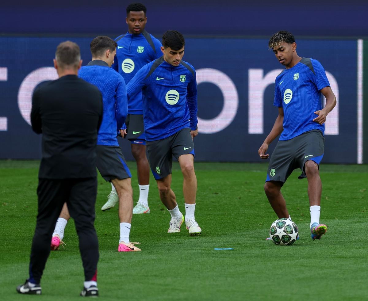 Ansu y Fermín 'trolean' a la prensa en Dortmund Ansu y Fermín 'trolean' a la prensa en Dortmund