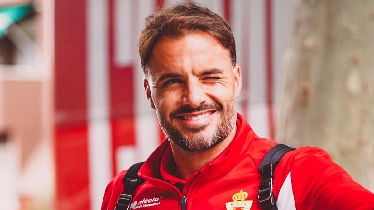 Pedro León, capitán del Real Murcia, antes del inicio de un partido esta temporada.