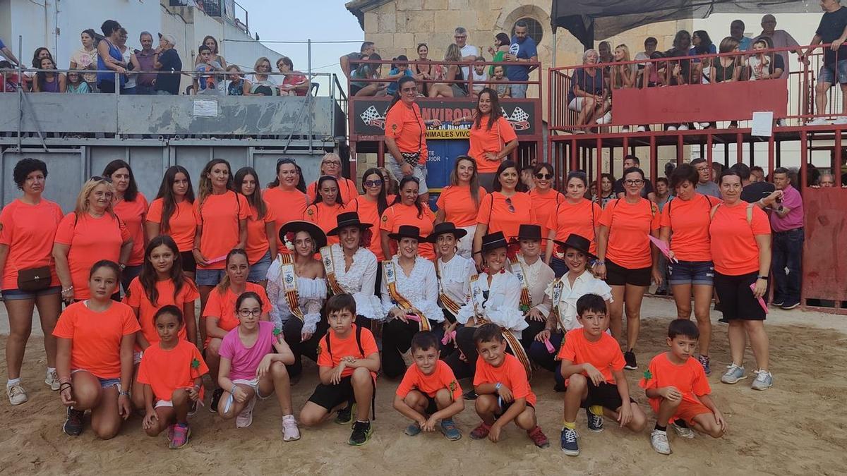 Las integrantes de la Associació Dones Taurines posaron con la reina de fiestas y sus damas antes del festejo taurino.