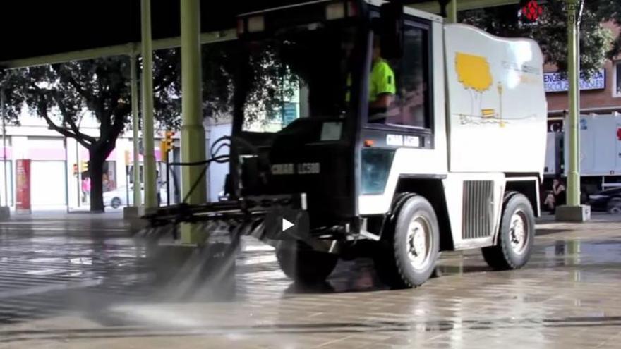 Una màquina d&#039;Ecoserveis fent la neteja a la plaça del Gra